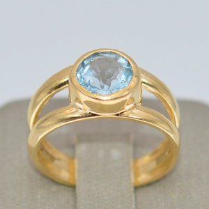 Blue Topaz Solitaire Ring in 14K Yellow Gold